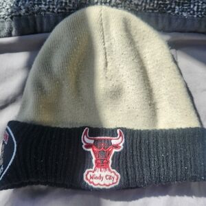 Chicago Bulls Beanie with Windy City Patch - Black & Cream
